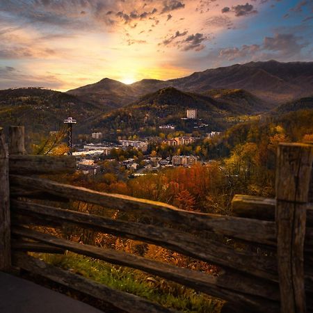Mountain Eden, Hot Tub, Resort Pool, Wifi, 1089 Free Tickets Each Paid Day, Dollywood And More Gatlinburg Esterno foto