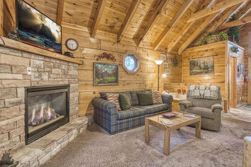 Mountain Eden, Hot Tub, Resort Pool, Wifi, 1089 Free Tickets Each Paid Day, Dollywood And More Gatlinburg Esterno foto