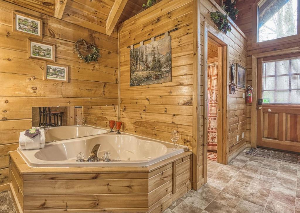 Mountain Eden, Hot Tub, Resort Pool, Wifi, 1089 Free Tickets Each Paid Day, Dollywood And More Gatlinburg Esterno foto