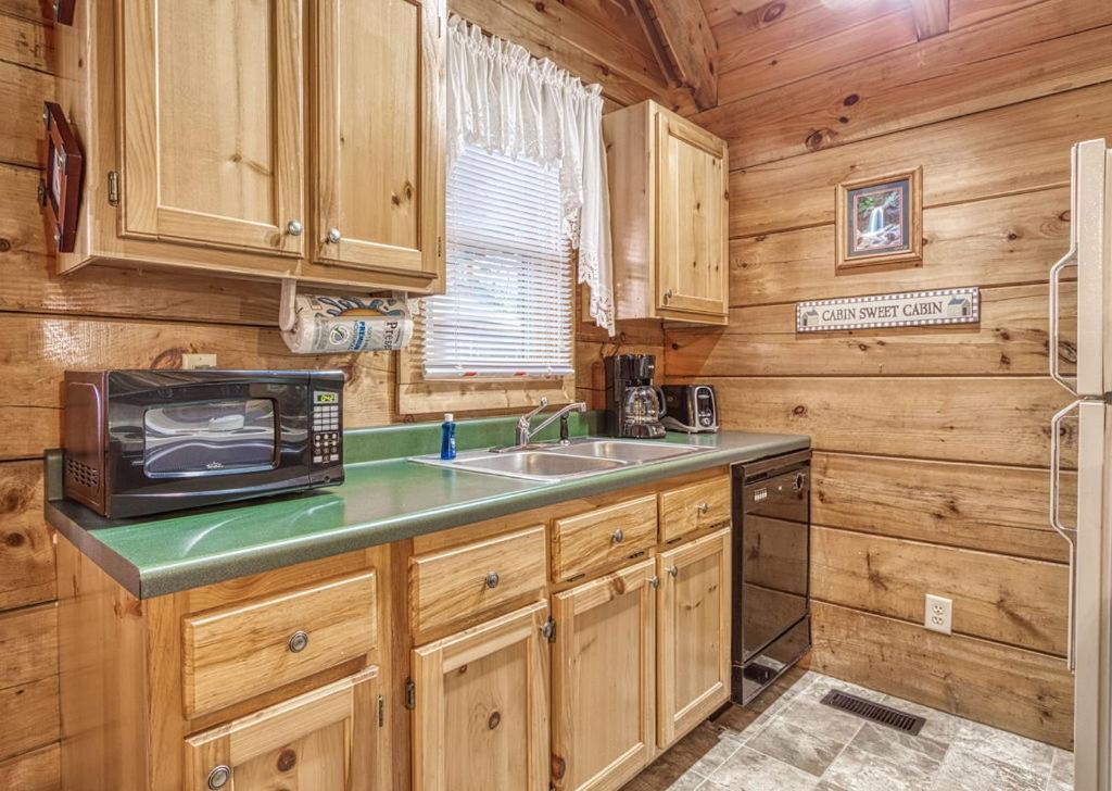 Mountain Eden, Hot Tub, Resort Pool, Wifi, 1089 Free Tickets Each Paid Day, Dollywood And More Gatlinburg Esterno foto
